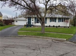 127 Bridlewood Dr, Lockport, NY