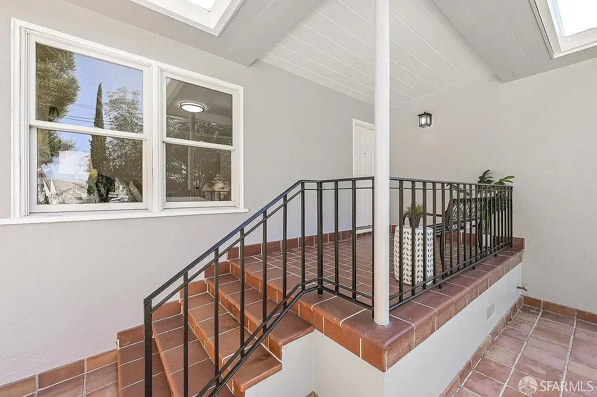 3 bed, 1940 sqft, $8,800 — Photo 3