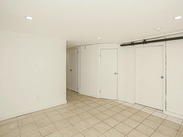 221 Howard Ave #1R — Photo 17