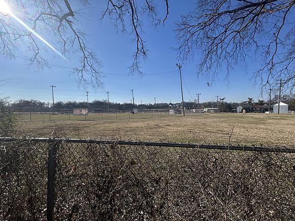 5th image of 621 Eastboro Dr