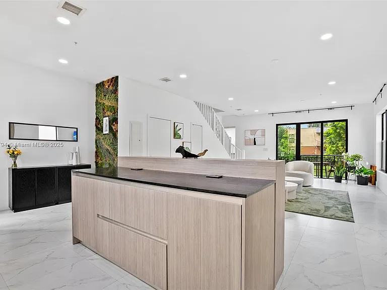 6146 SW 36th Ct — Photo 3