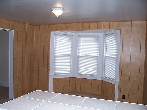 dinging room with bay