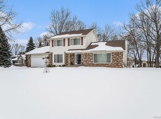 9213 Apple Orchard Dr, Fenton, MI 48430
