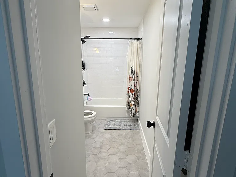 upstairs 2nd bedroom ensuite bathroom