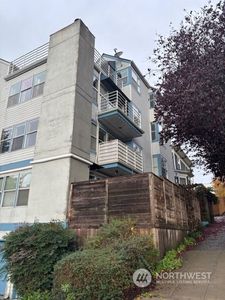 915 6th Avenue N, Seattle, WA, 98109