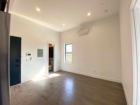 2nd image of 644 Lorimer St #307