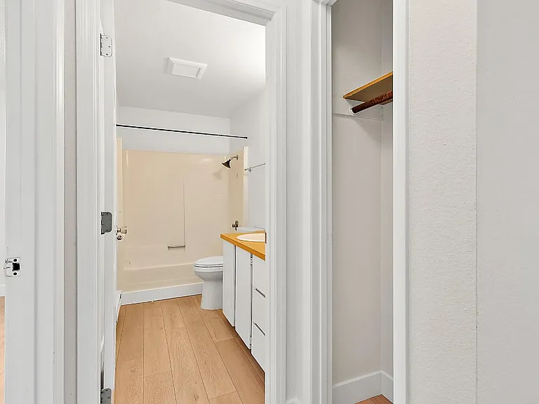 417 22nd St SE #D — Photo 16
