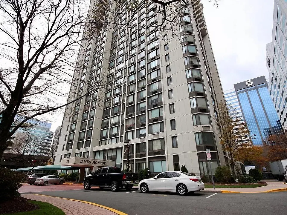 45 River Dr S #704