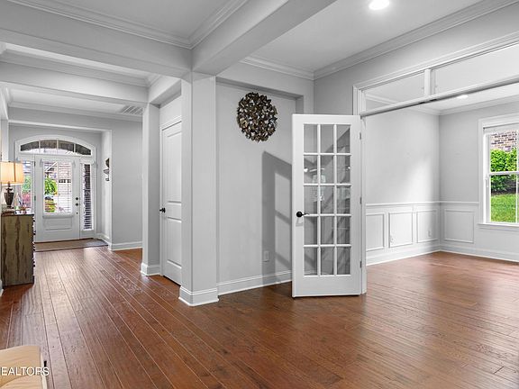 3rd image of 822 Briarstone Ln