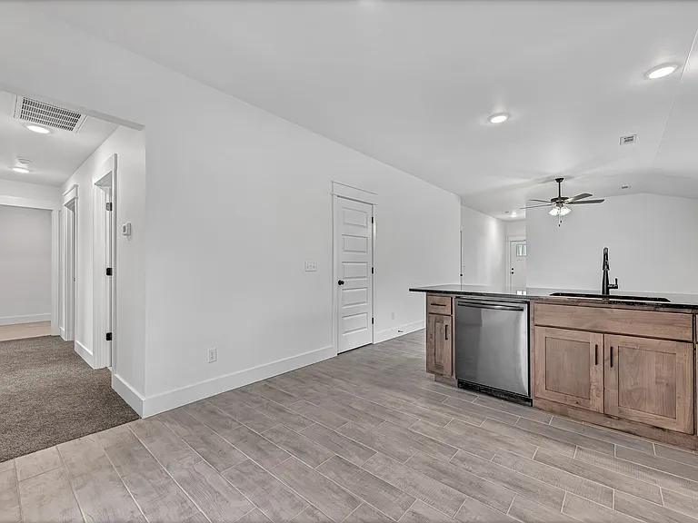 2031 Bluebonnet Ln — Photo 9