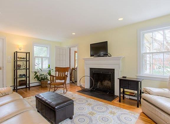 4th image of 1900 Hillcrest Cir