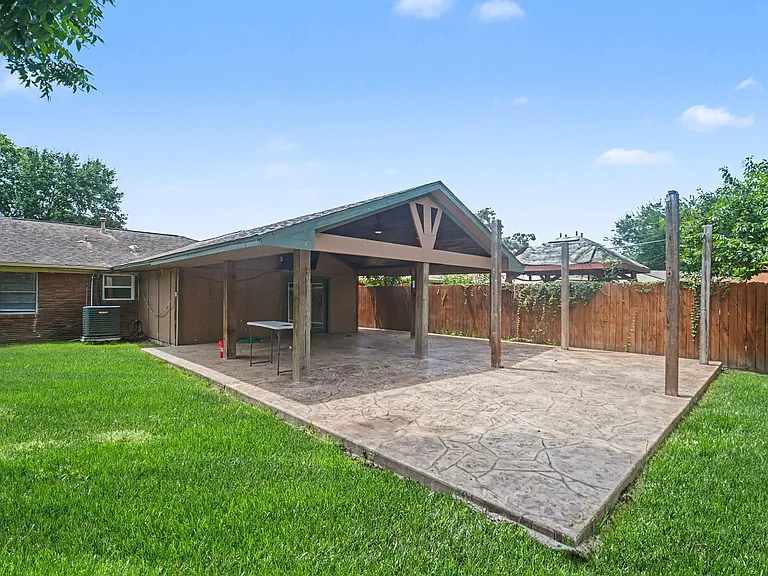2121 Hickory Ln — Photo 14