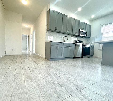 2nd image of 524 Van Nest Ave APT 1