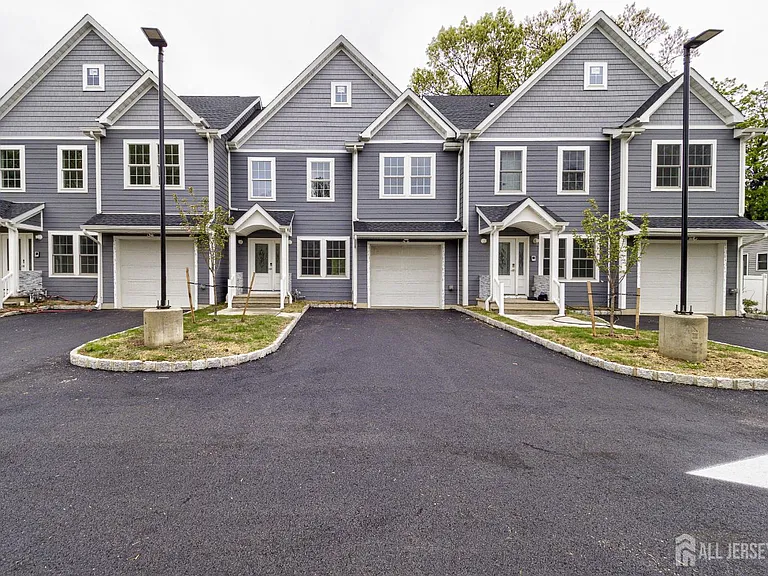 8 Travers Ave #1 — Photo 2