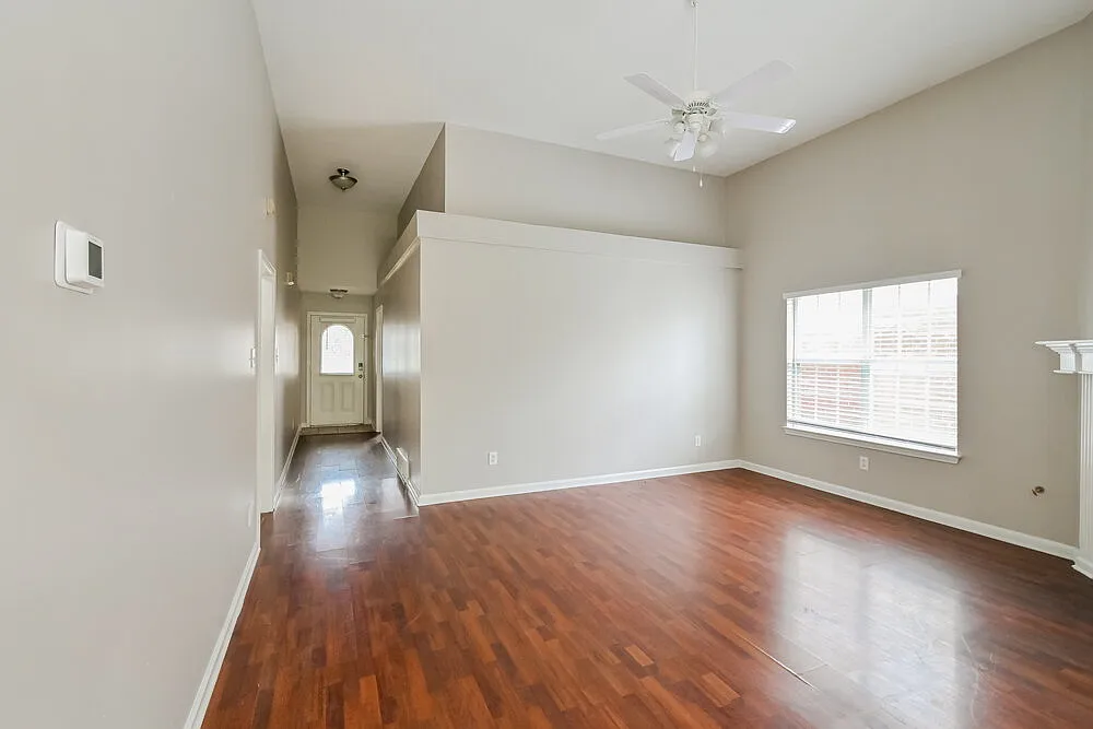 3 bed, 2.0 bath, 1190 sqft, $1,615 — Photo 4