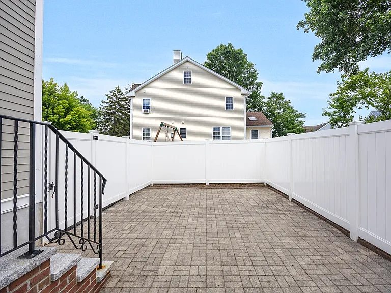 48 Spruce St — Photo 25