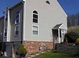 126 Old Village Ln, Bethel Park, PA 15102