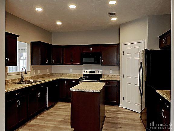 5th image of 221 Leah Ct