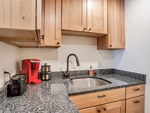 5th image of 470 Woodside Ave #9
