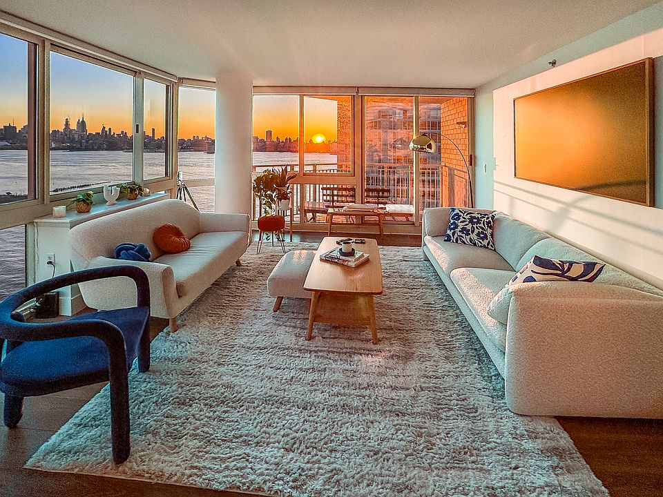 Stunning sunrise views over Manhattan, with private balcony overlooking the Hudson River
