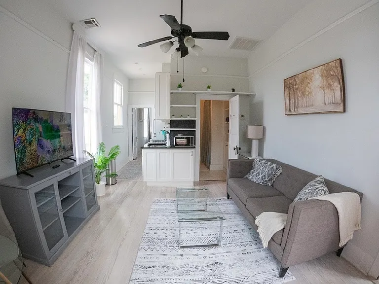 2121 Marengo St #4 — Photo 4