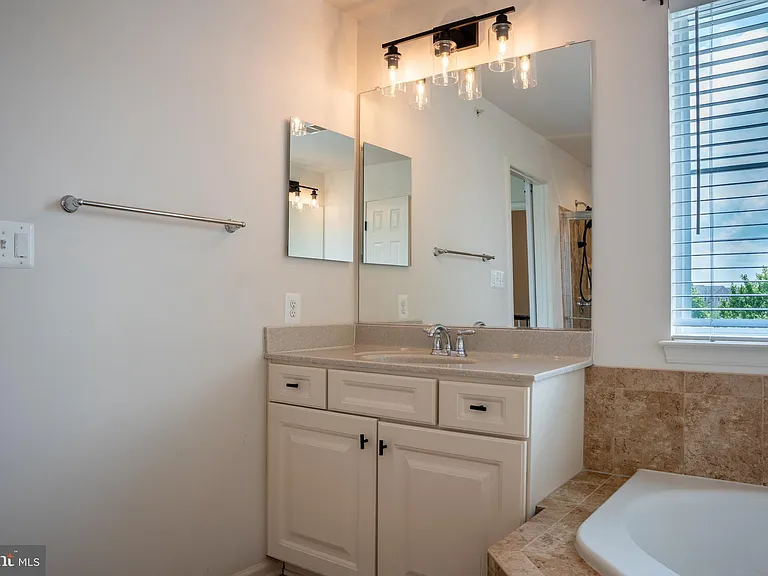 42243 Canary Grass Sq — Photo 62