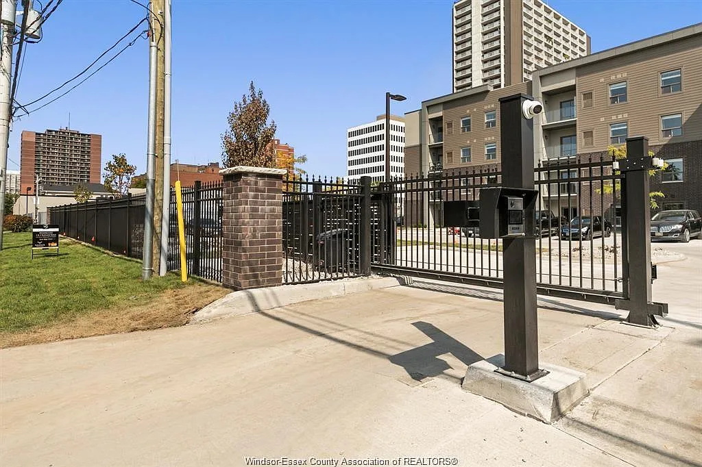 1 bed, 1.0 bath, 770 sqft, $1,745 — Photo 2