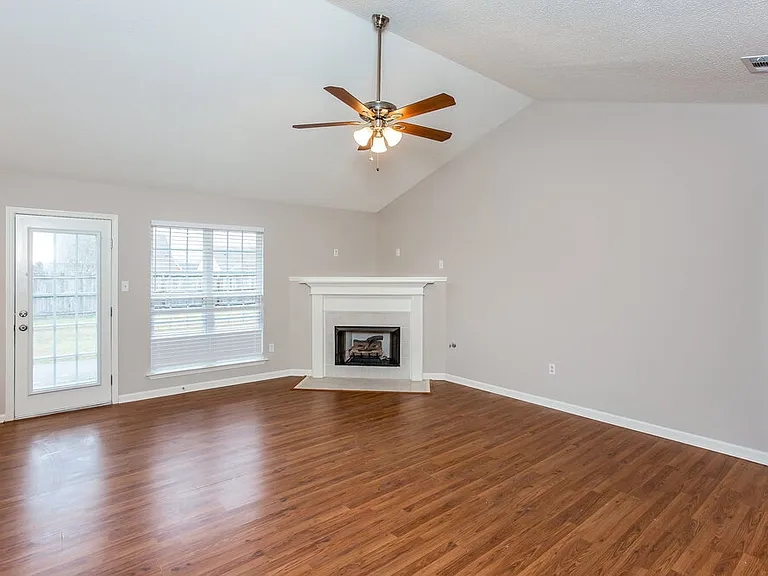 1720 Cherry Creek Dr — Photo 3