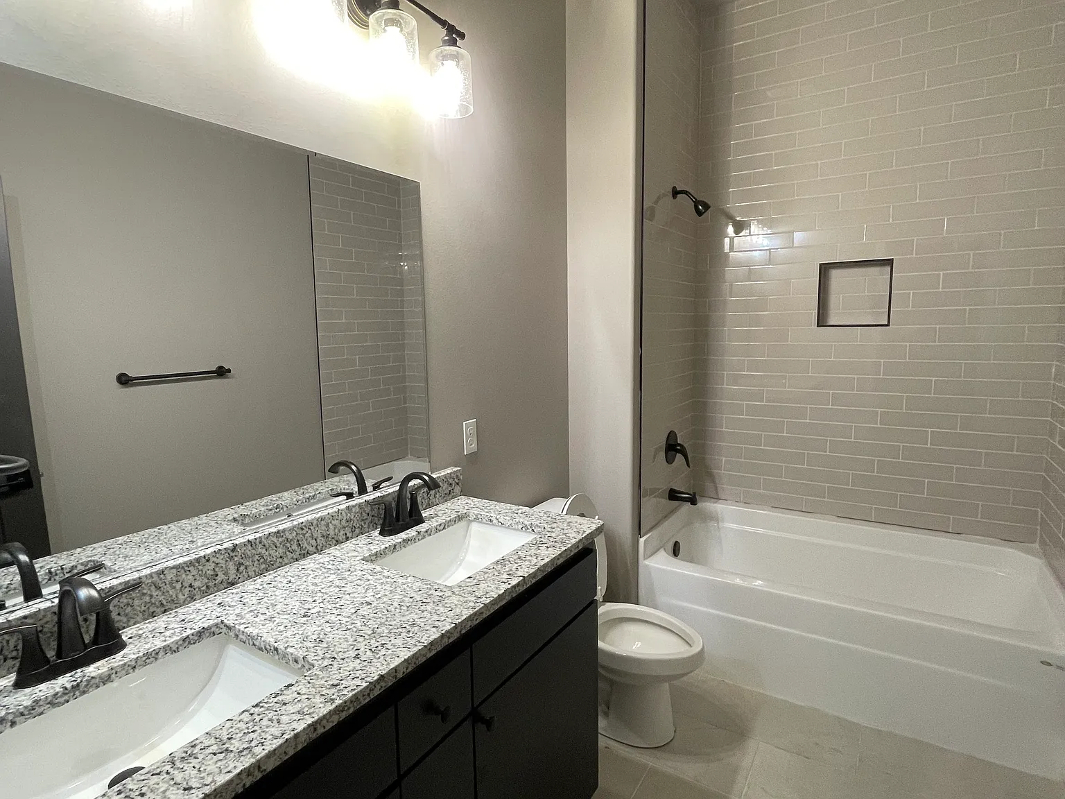 4 bed, 2314 sqft, $2,400 — Photo 3