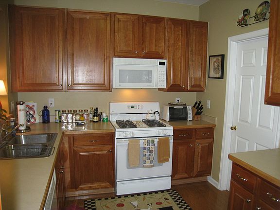 Cherry cabinets, sealed gas burner stove, walk in pantry, laundry