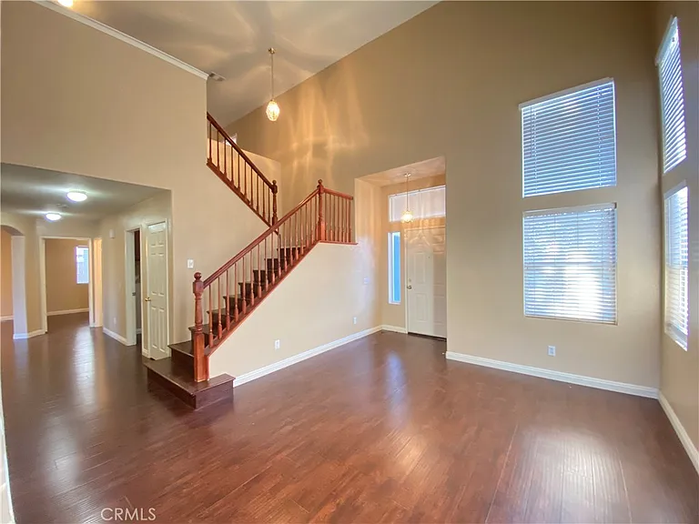 708 Hillview St — Photo 2