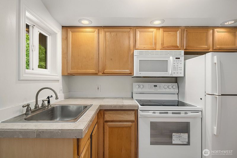 3rd image of 5444 Kirkwood Place N