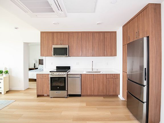 5th image of 2853 West Blvd #504