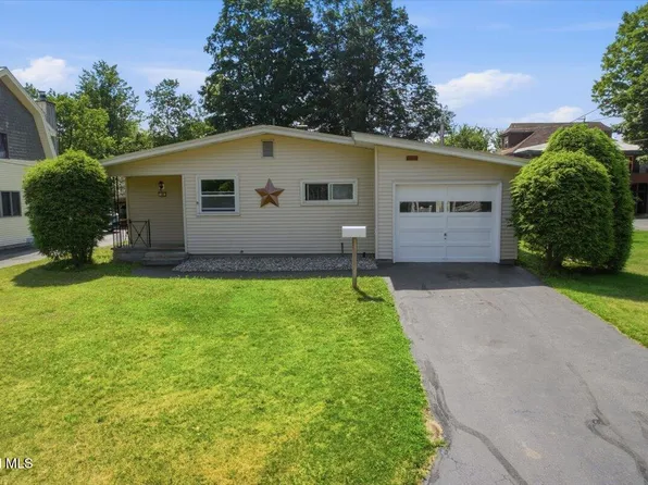 16 4th Avenue, Warrensburg, NY 12885