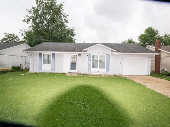 2935 Candytuft Dr, Highland, IL 62249
