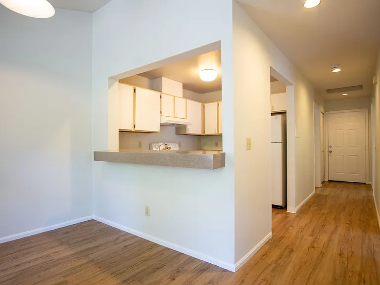 245 SW Hooker St #7 — Photo 4
