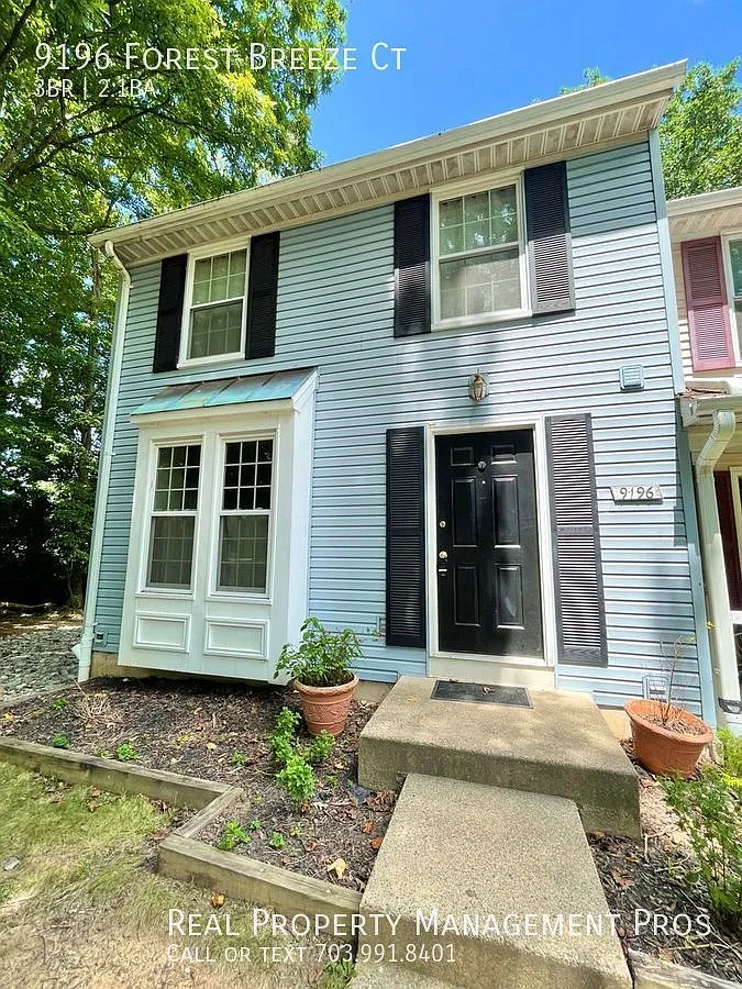 End Unit Townhome With Massive Yard - 3 Bed 2 Full 2 Half Bath — Photo 2