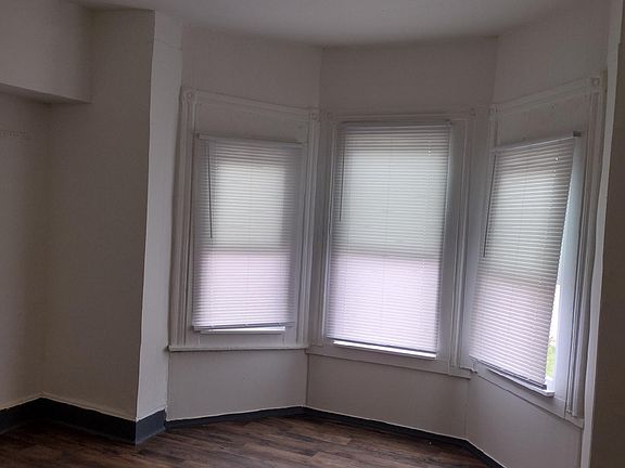 3rd image of 654 E Ontario St