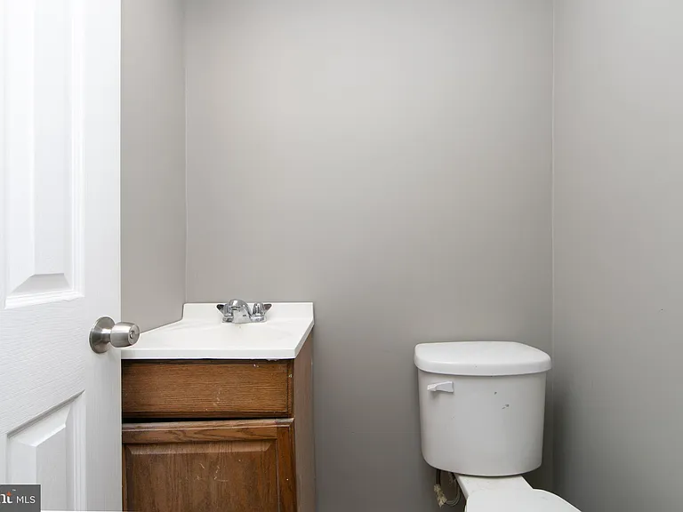 210 W Buck St — Photo 13