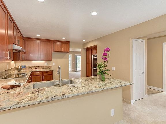 5th image of 8940 Bluff Ln