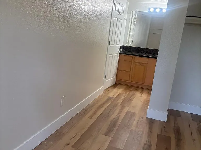 740 W Elm St #207 — Photo 8
