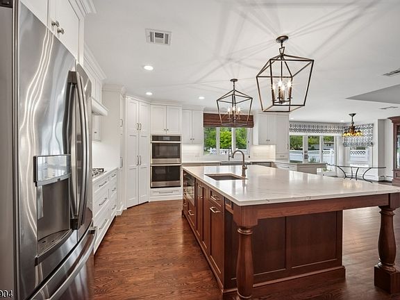 4th image of 39 Wingate Dr