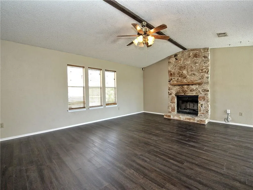 3 bed, 2.0 bath, 1607 sqft, $2,050 — Photo 4