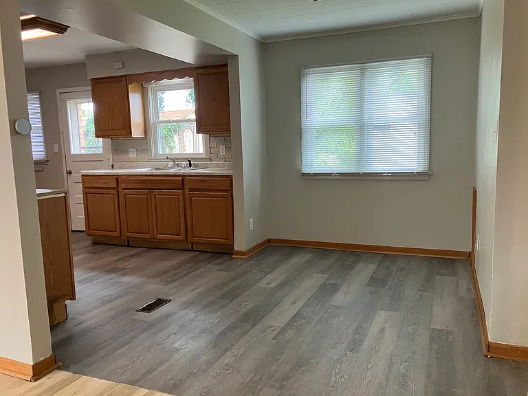 508 E Buckner St — Photo 8