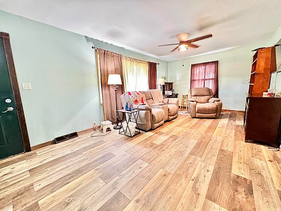 4th image of 1662 Jeanette Ave