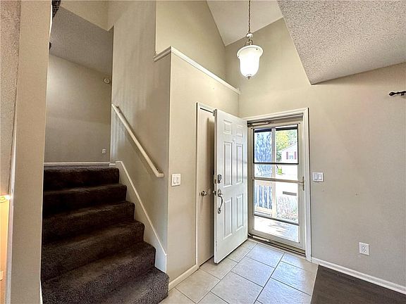 3rd image of 405 NE Leann Dr