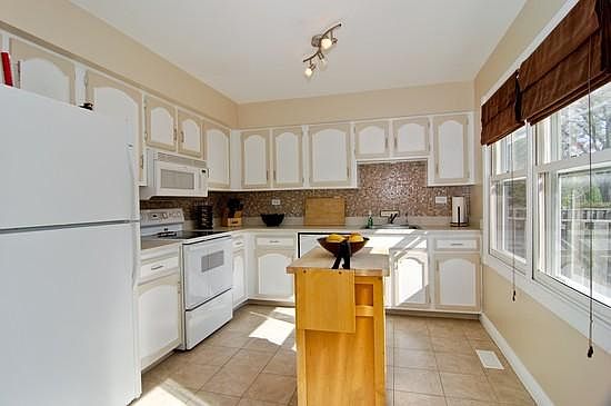 Light and bright kitchen