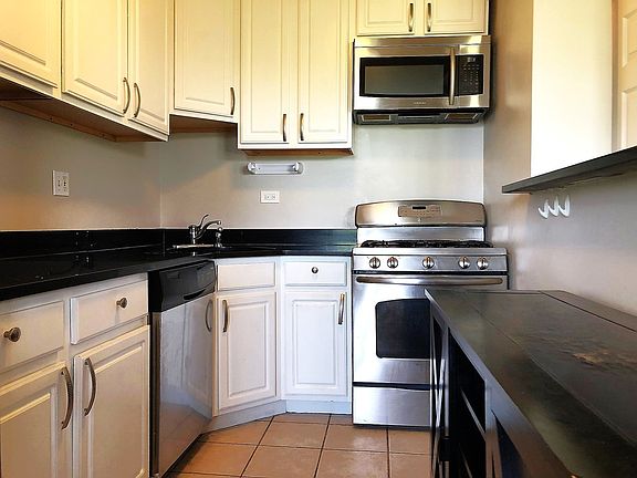 3rd image of 2501 W Touhy Ave APT 402
