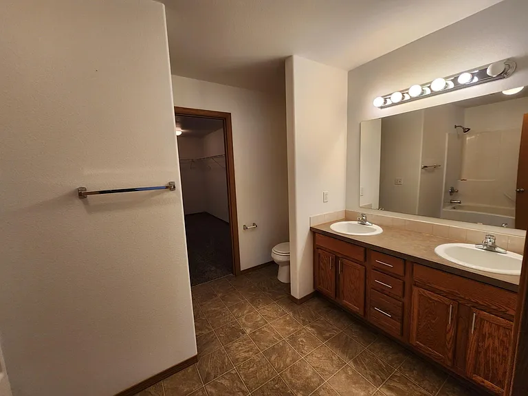 Main bedroom private bath & closet