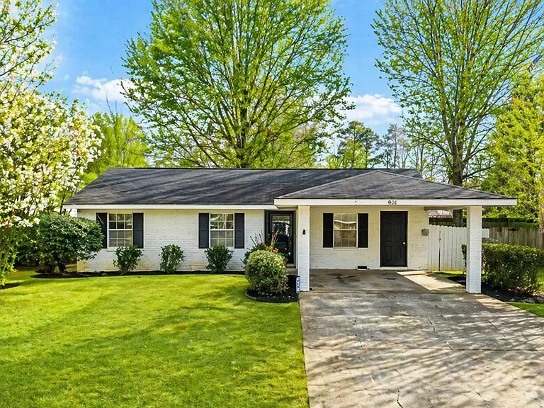 900 Hollins Rd — Photo 1